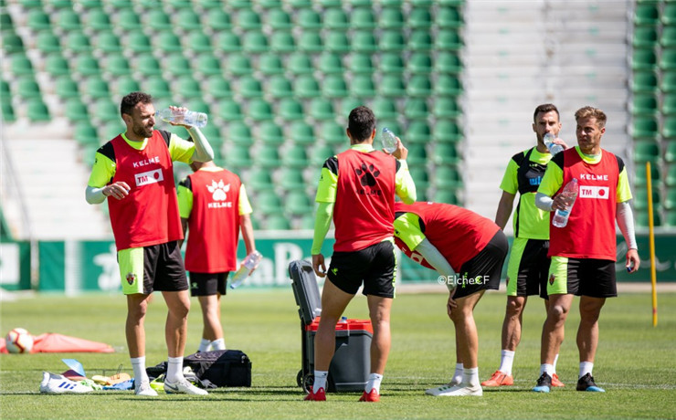 包含竞技巴伦西亚主场大胜艾尔切，前德国国脚卡纳拉加盟赢球的词条