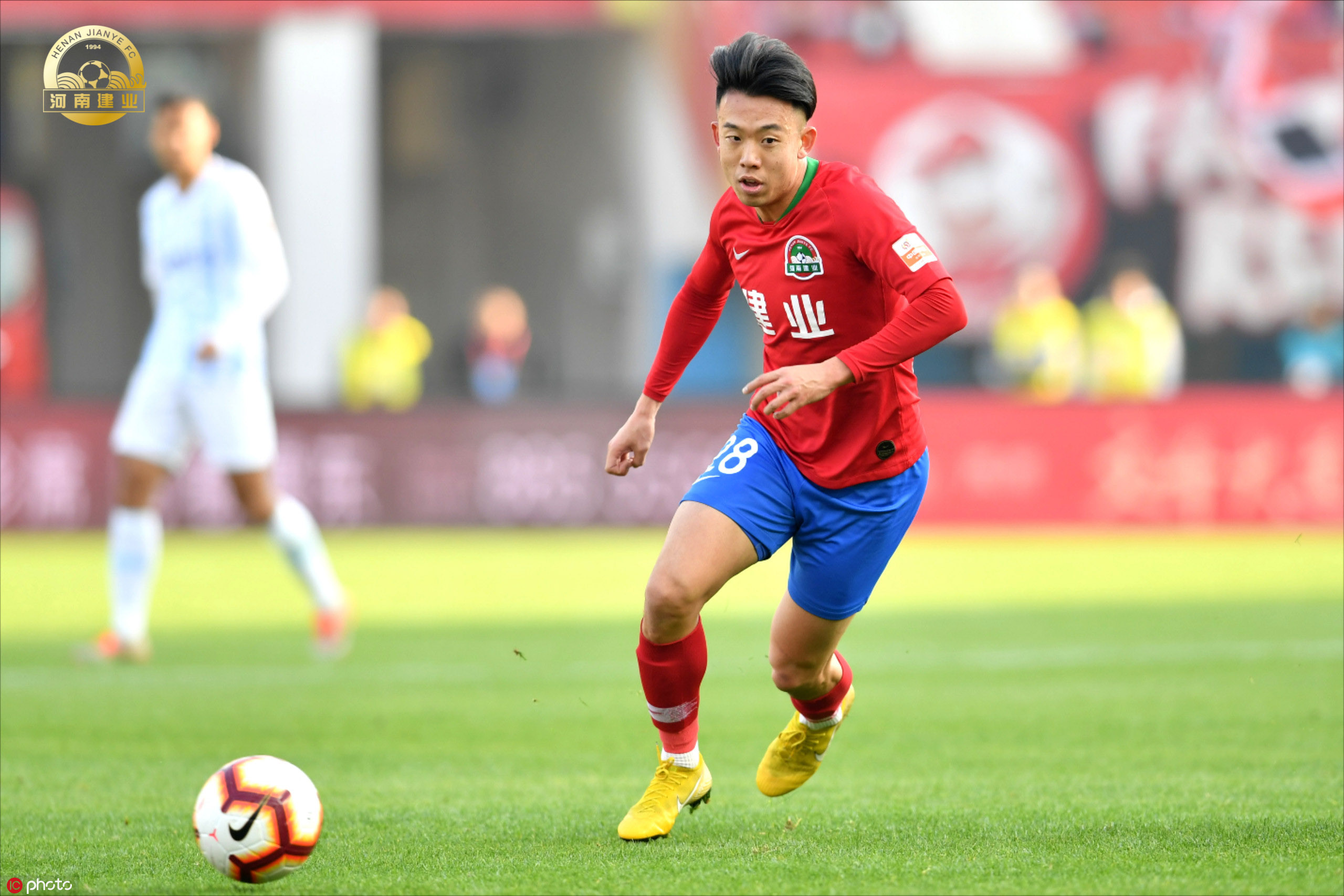 关于上海申鑫主场不敌河南建业，保级形势严峻的信息