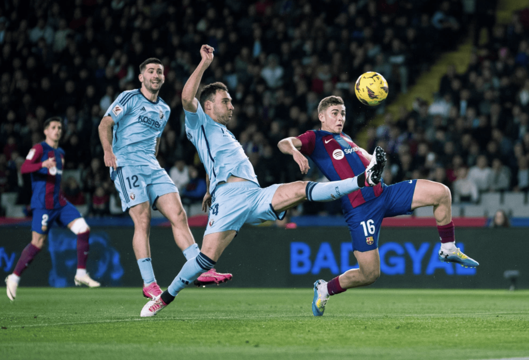 关于巴塞罗那后防线再度被攻破，主帅面临压力的信息