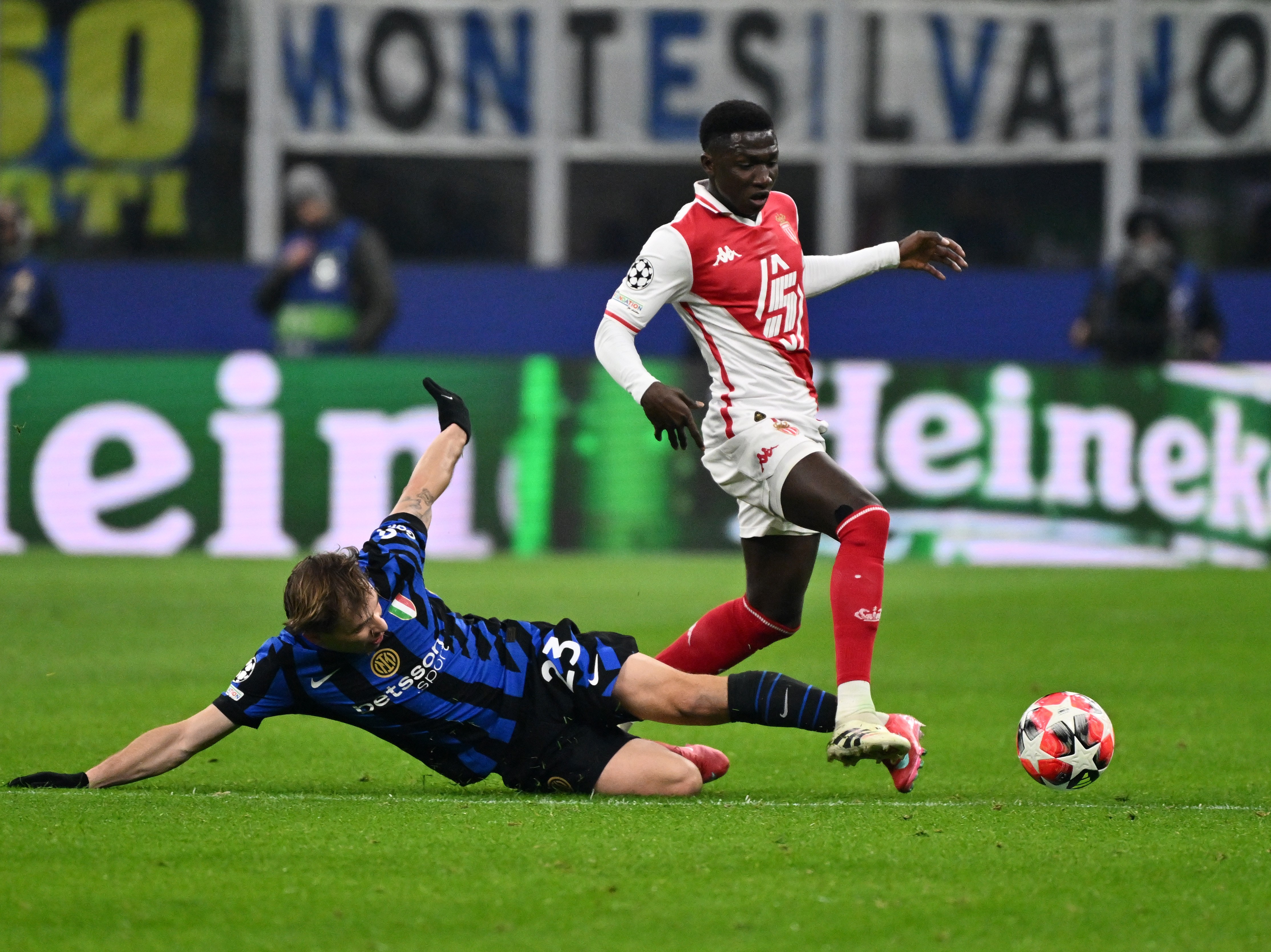 国际米兰全面击败对手，欧冠实力强劲