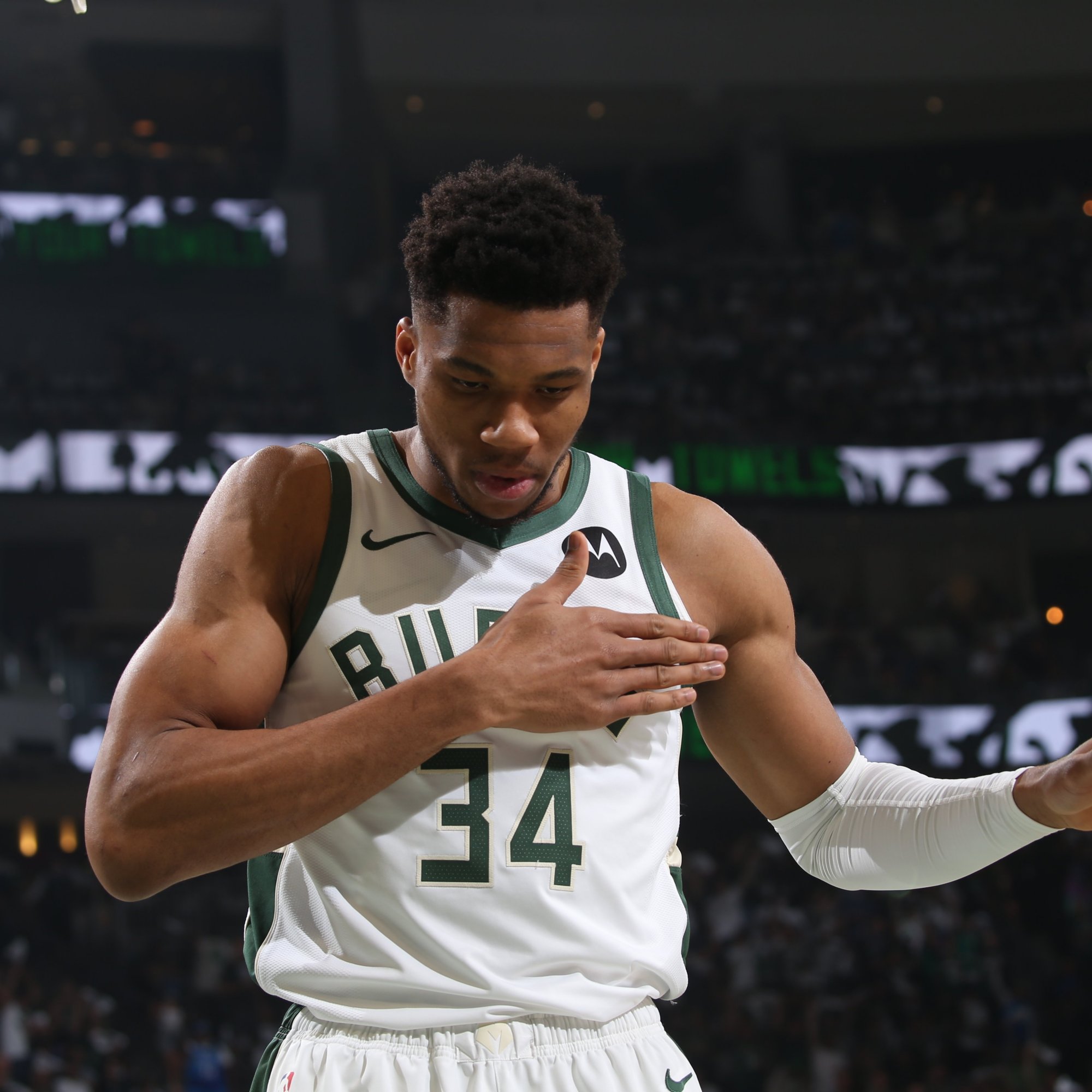 雄鹿队绝杀奇才队！字母哥致胜三分打破僵局的简单介绍