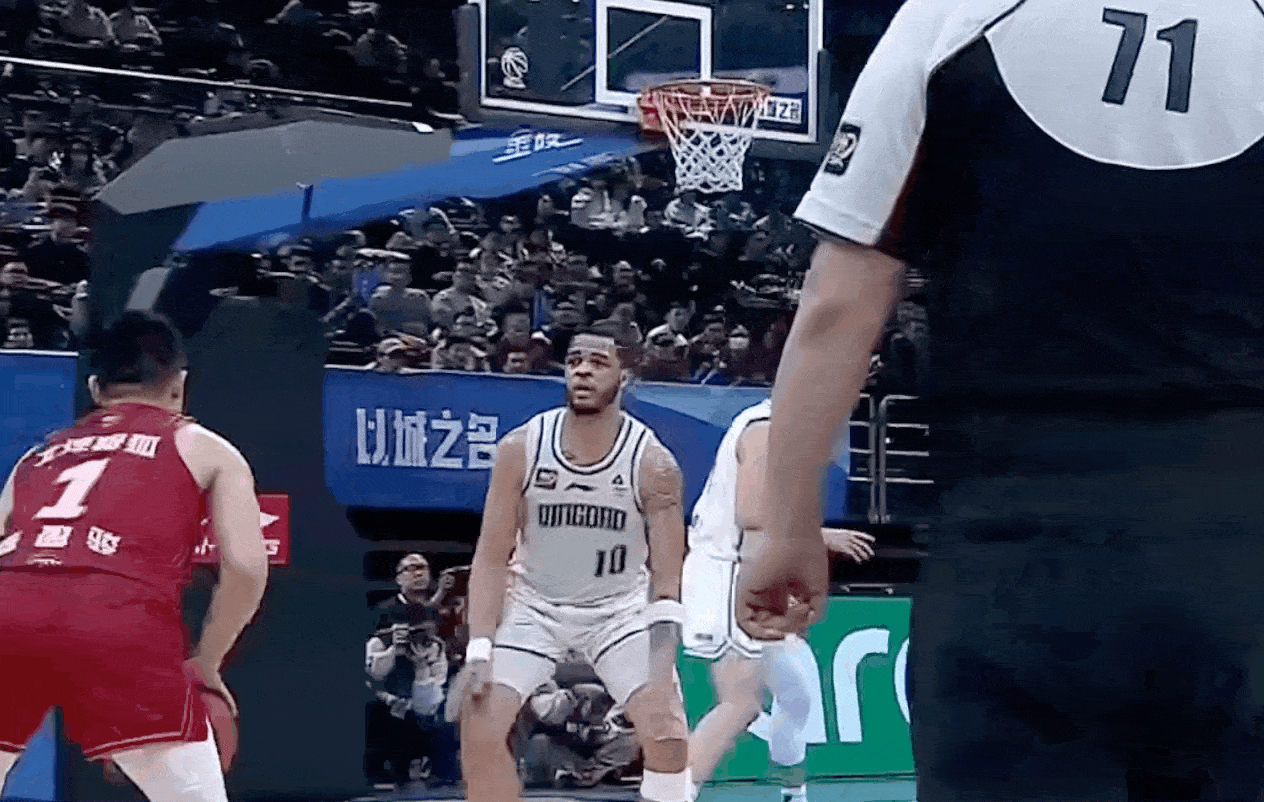 包含赛场高潮迭起，强强交锋场面激烈奇妙的词条