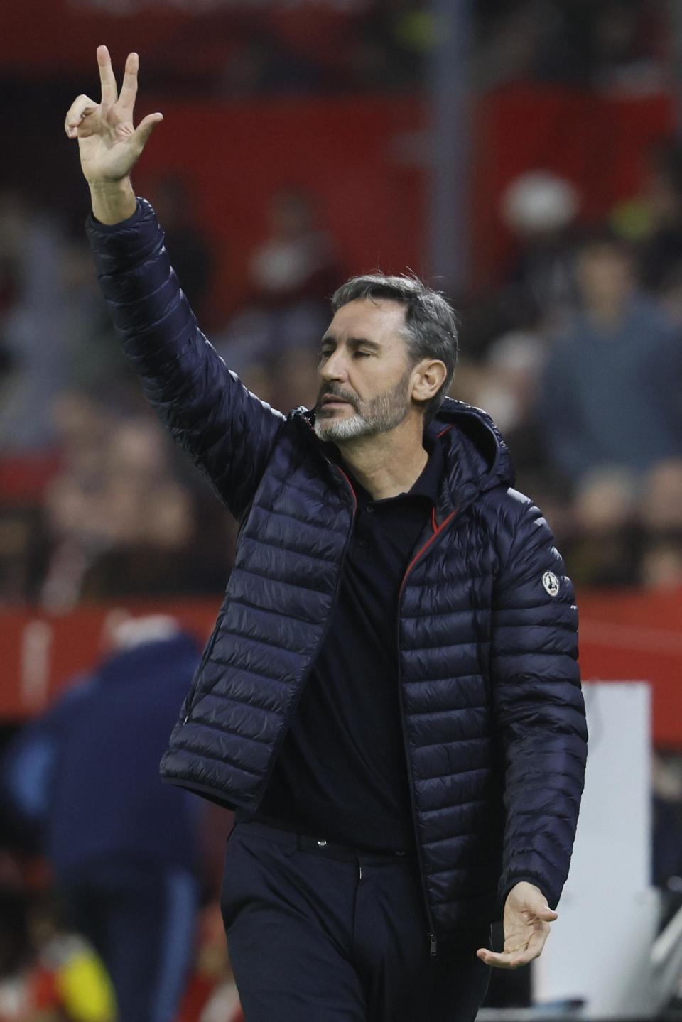 包含塞维利亚门将表现神勇，获赞誉无数的词条