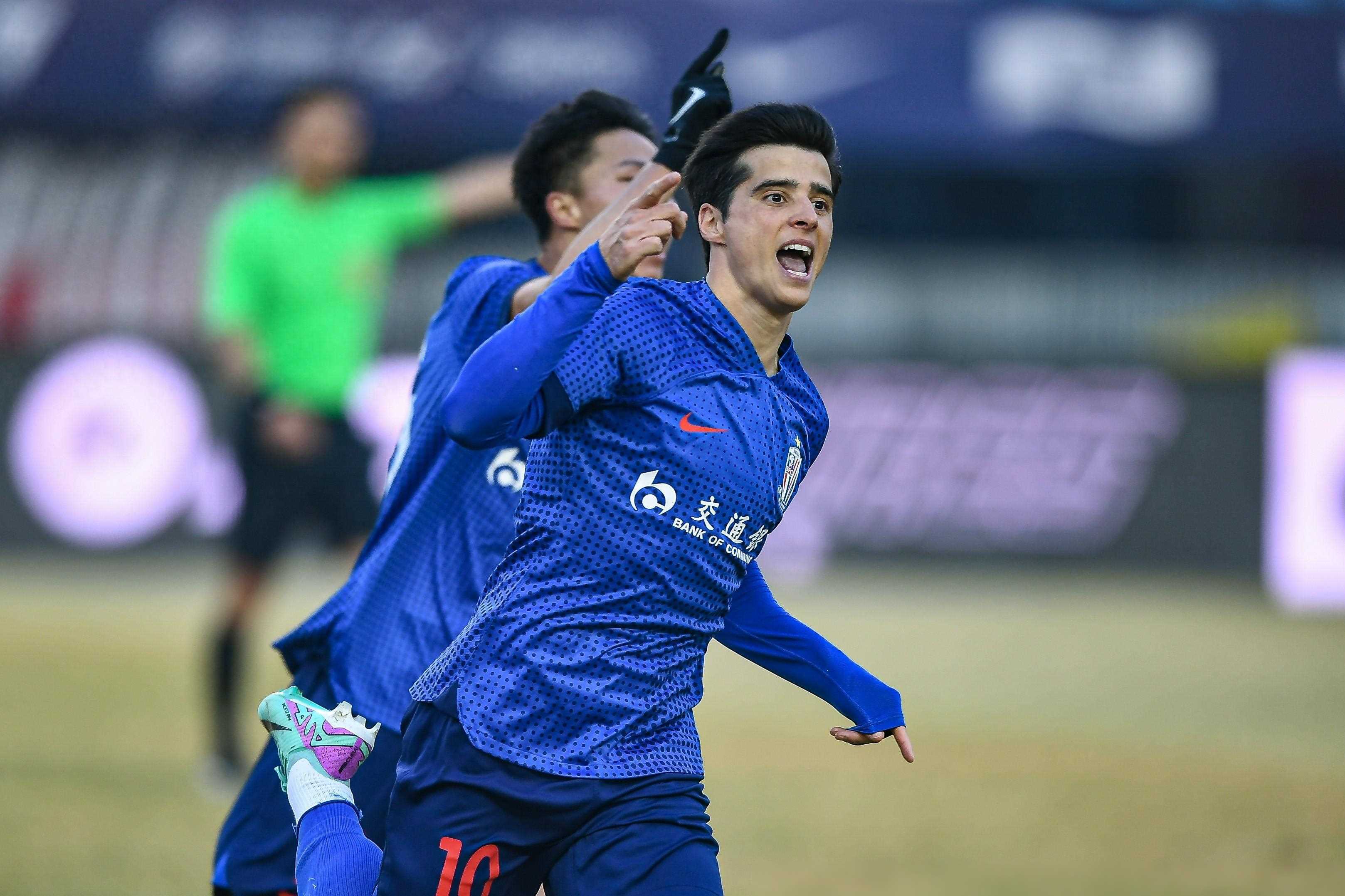 关于申花队球员表现出色，助力球队赢得比赛的信息