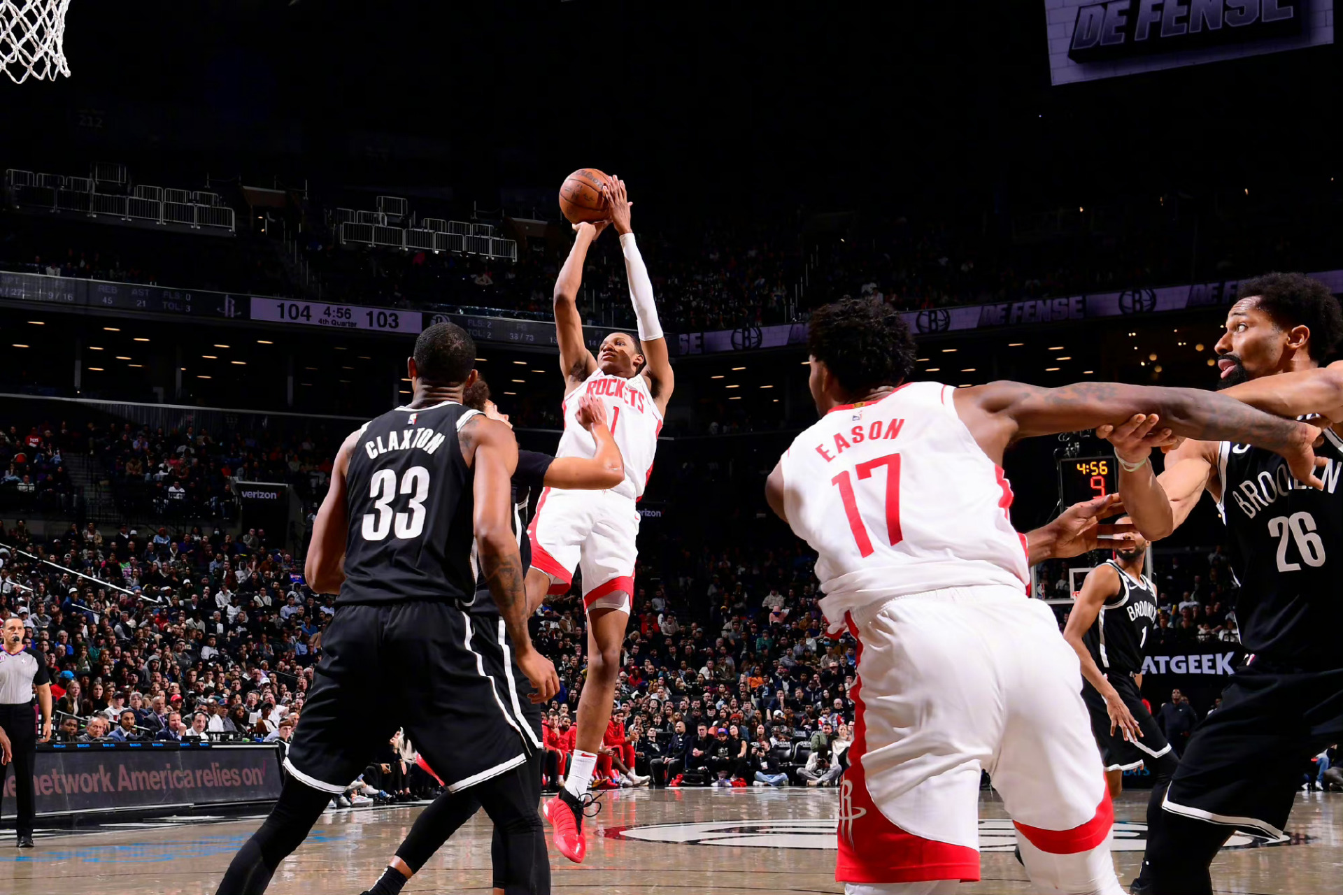 火箭队客场战胜对手，实现连胜