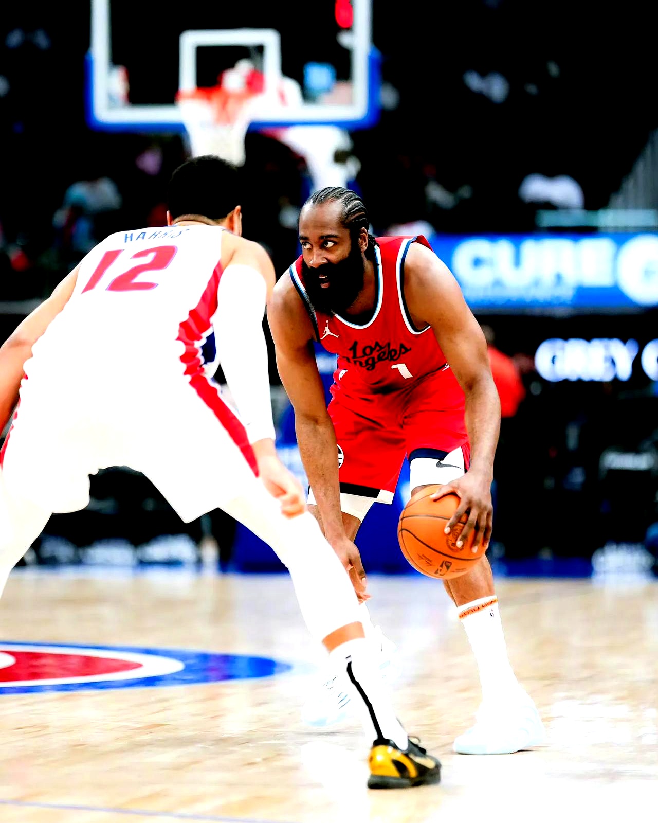 人客场战胜活塞取得两连胜，士气大振的简单介绍