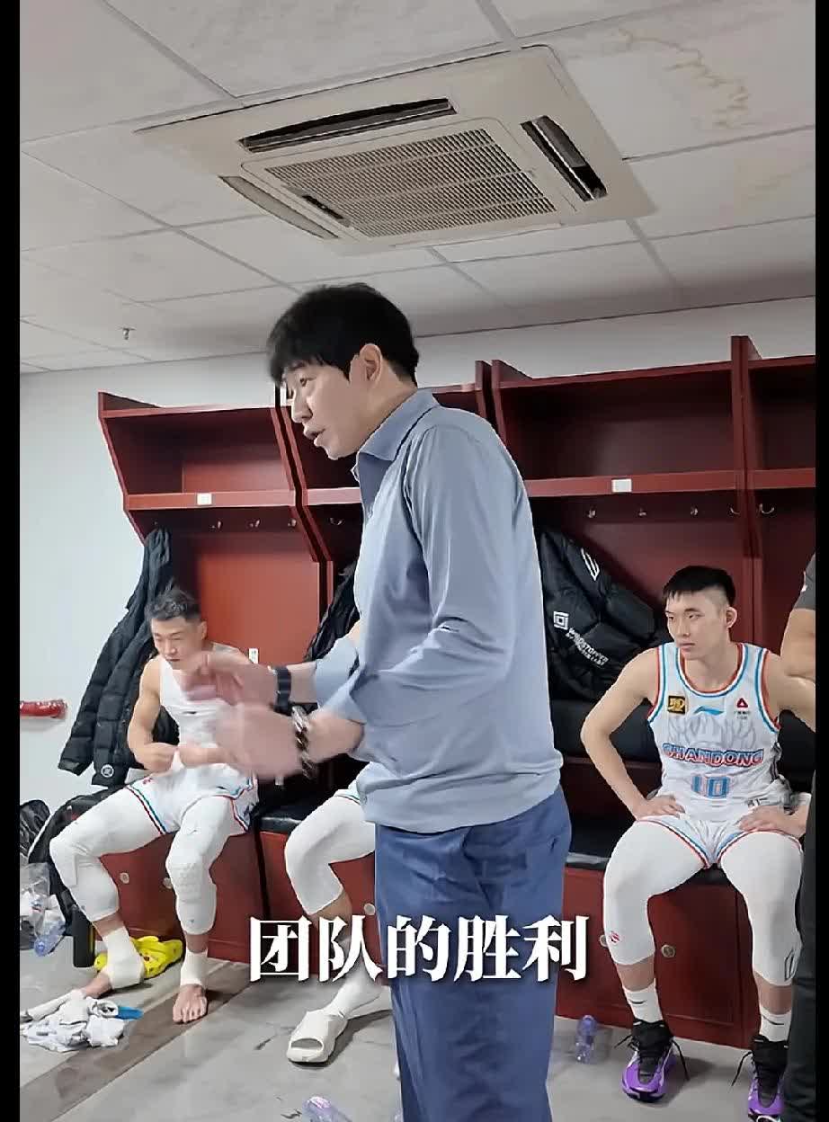 千钧一发!球员最后时刻关键得分带领球队成功 千钧一发!球员最后时刻关键得分带领球队成功