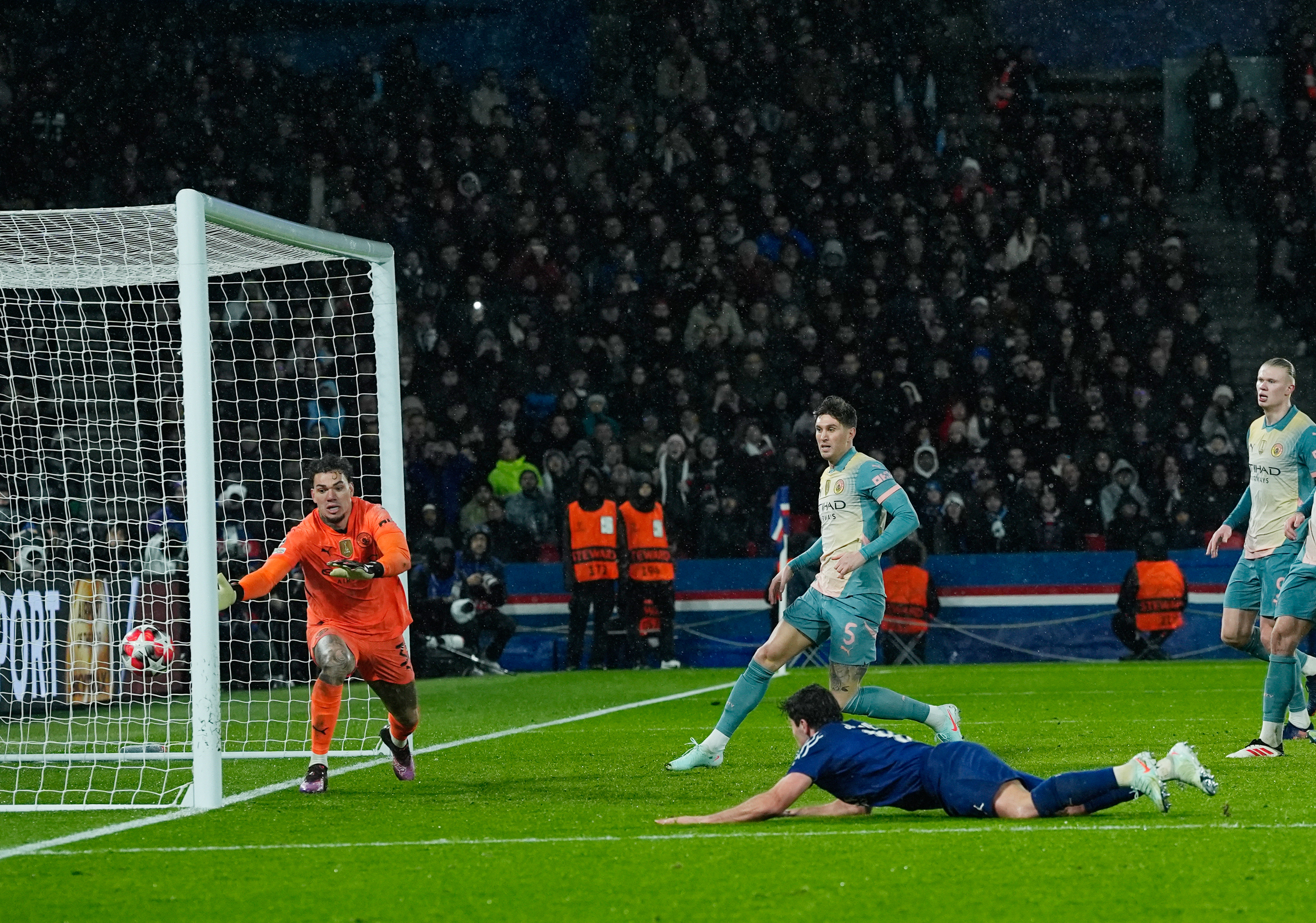 巴黎圣日耳曼巨额签约，欧冠赛场豪门气势如虹的简单介绍