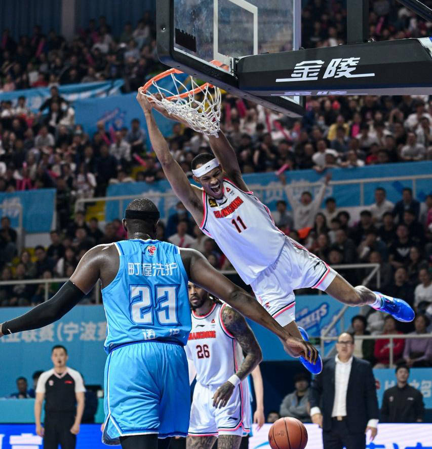 圣埃蒂安队一波三连胜，积分榜上疯狂追赶的简单介绍