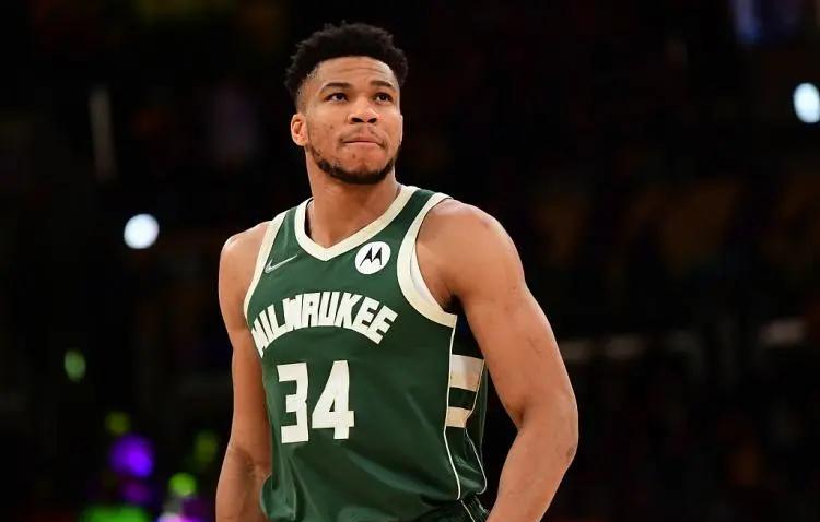 雄鹿队惜败76人,字母哥表现出色 雄鹿队惜败76人,字母哥表现出色