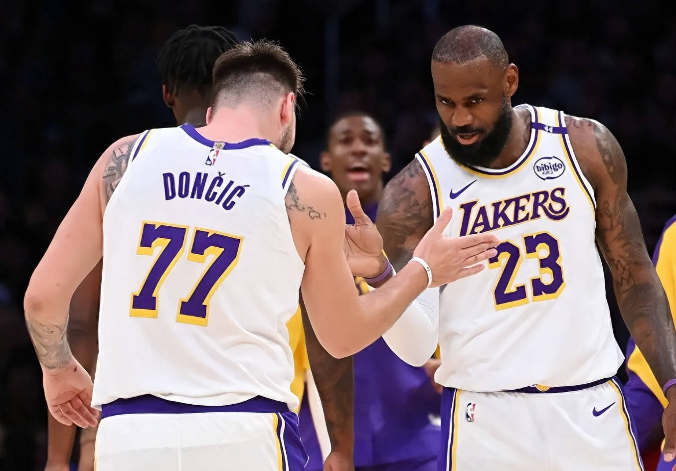 包含凯尔特人主场大胜湖人，取得四连胜的词条