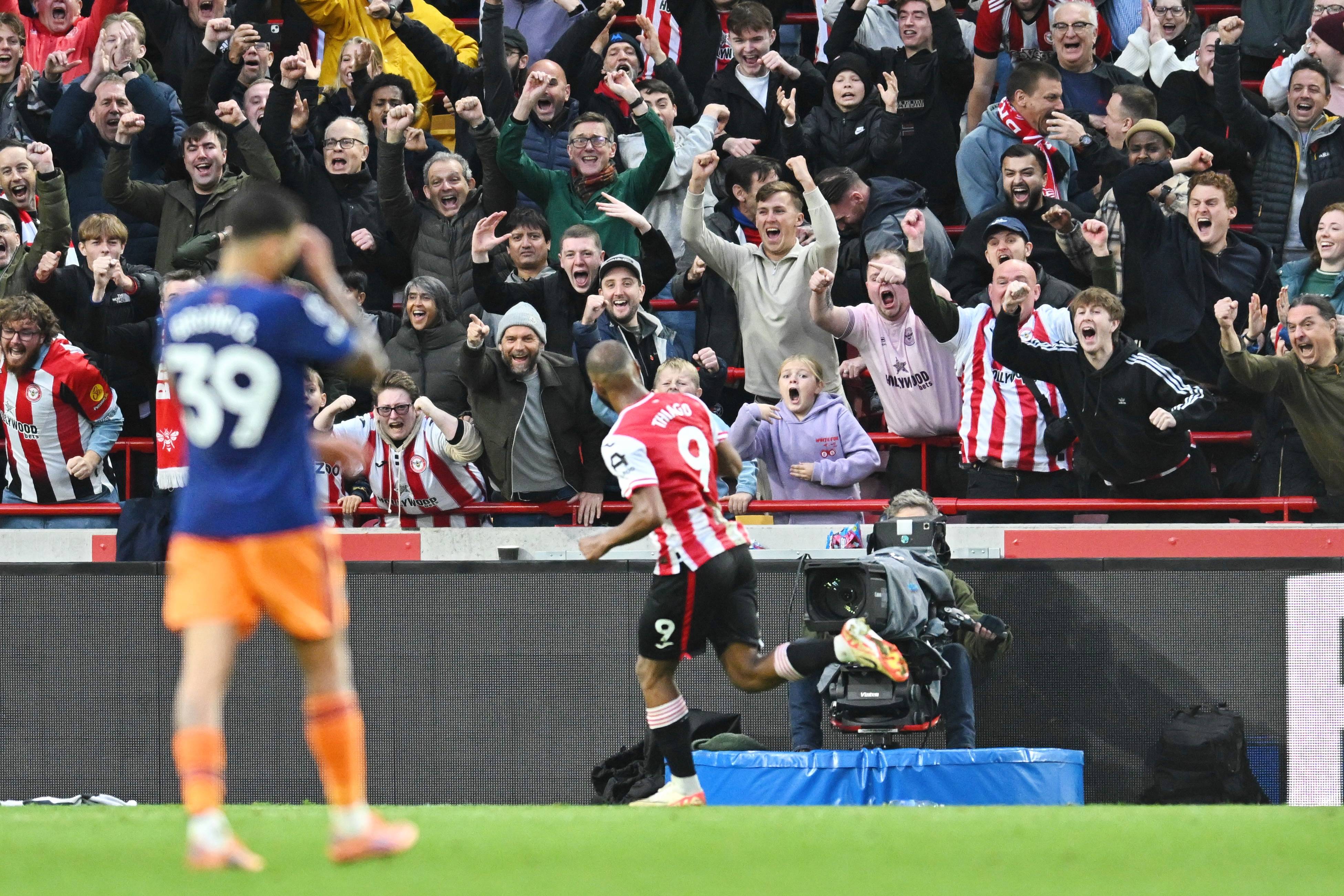 美国力克瑞典，德布劳内带队取胜